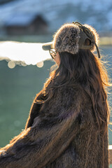 Bella modella inverno con pelliccia