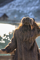 Bella modella inverno con pelliccia