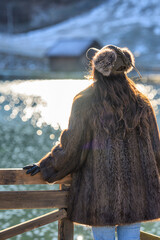 Bella modella inverno con pelliccia