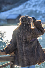 Bella modella inverno con pelliccia