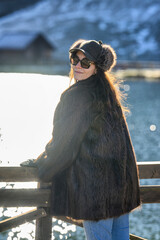 Bella modella inverno con pelliccia