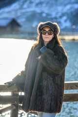 Bella modella inverno con pelliccia