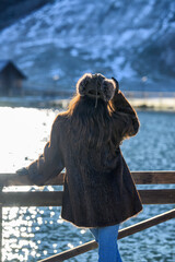 Bella modella inverno con pelliccia