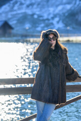 Bella modella inverno con pelliccia