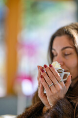 Bella modella inverno con pelliccia