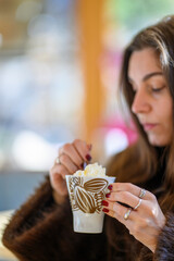 Bella modella inverno con pelliccia