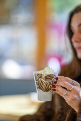 Bella modella inverno con pelliccia