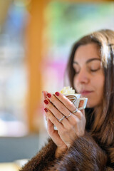Bella modella inverno con pelliccia