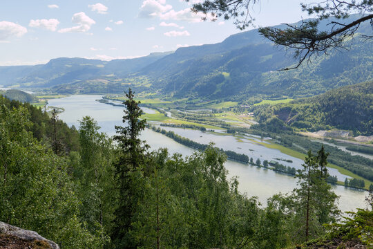 Gudbrandsdalen ist ein Tal in der Provinz Innlandet. Mit etwa 200 km L&auml;nge ist es das l&auml;ngste Tal Norwegens. Durch das Tal flie&szlig;t der Fluss L&aring;gen.Gesehen auf dem Pilgerweg St. Olavsweg bei Ringebu.