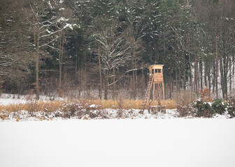 Ambona myśliwska w zimie, polowania zimą w kołach łowieckich.