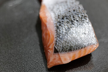 saumon frais dans l'assiette