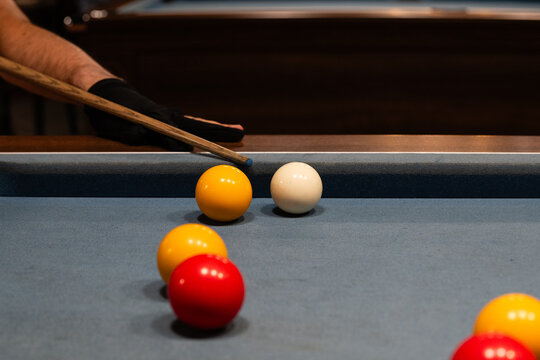 Partie de billard anglais avec un joueur visant la boule blanche