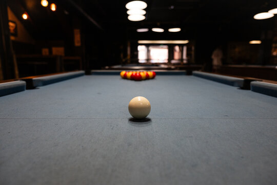 Table de billard anglais avec le triangle d&eacute;j&agrave; en place et la bille blanche pr&ecirc;te &agrave; &ecirc;tre tir&eacute;e