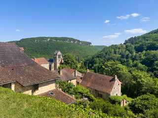Fototapeta premium Castelnaud la Chapelle showcasing traditional houses and lush valley in Dordogne, France