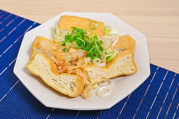 ねぎとかつお節をトッピングした栃尾揚げ