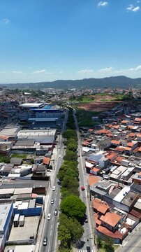 Vista a&eacute;rea de Mogi das Cruzes SP revelando bairros residenciais, avenidas e din&acirc;mica urbana, mostrando caracter&iacute;stica de cidade em constante expans&atilde;o no Alto Tiet&ecirc;