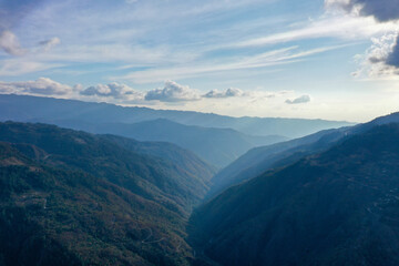 Fototapeta premium Ruta entre cerros, carretaras entre montañas