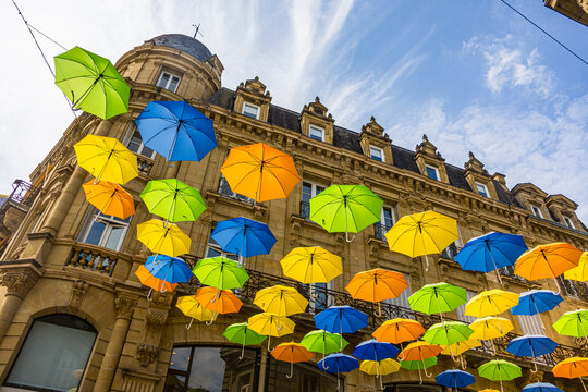Dans les rues de Brive la Gaillarde en France

