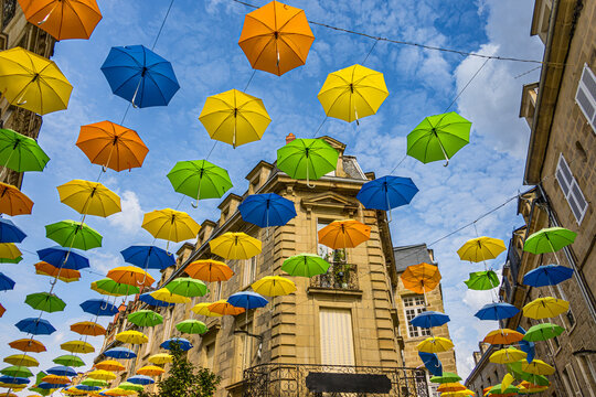 Dans les rues de Brive la Gaillarde en France

