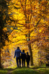 Eine Mutter macht einen Herbstspaziergang mit ihren Kindern