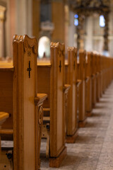 Rangée de bancs d'église, intérieur, vertical