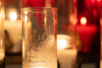 Cierges allumés, intérieur, horizontal