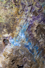 Niesamowite kolory ścian kopalni Uranu 2025