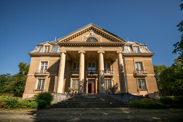 Fototapeta premium Abandoned Historic Mansion Interior With Atmospheric Decay and Detailed Old Architecture