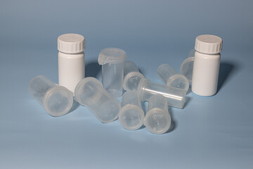 Bouteilles de pilules plastique, intérieur fond bleu, horizontal