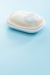 泡の乗った固形石けんとタオルが並ぶ清潔感あふれるバスルームイメージ