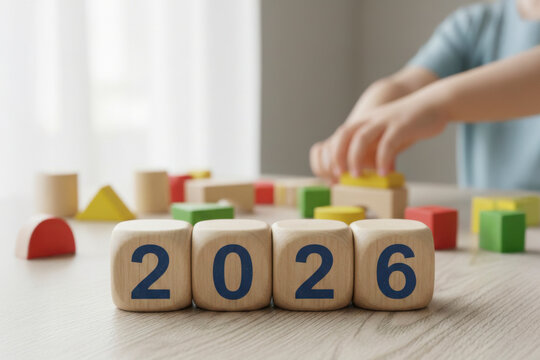 2026 en texto sobre cubos de madera en la mesa de juegos de un ni&ntilde;o