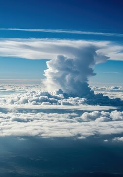 Spettacolare vista aerea di un deltaplano che plana sereno e leggero tra immense formazioni di nuvole bianche sotto un cielo blu intenso ,serenit? ,planare ,hobby
