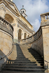lo scalone della Basilica di Santa Maria Assunta a Clusone (Val Seriana, Bergamo)
