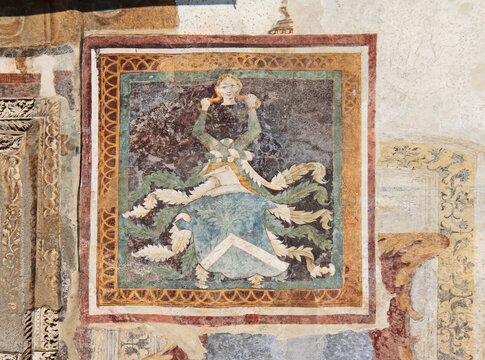 strano stemma araldico; affresco sulla facciata del Palazzo del Comune di Clusone (Val Seriana, Bergamo)
