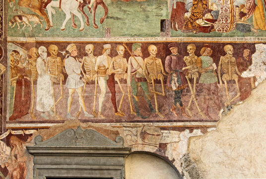 danza macabra; affresco esterno dell'Oratorio dei Disciplini a Clusone (Val Seriana, Bergamo)