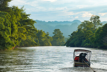 クウェー川の川下り・ザ・フォー レスト リゾート　River rafting at Kwae, Kanchanaburi