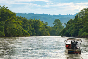 クウェー川の川下り・ザ・フォー レスト リゾート　River rafting at Kwae, Kanchanaburi