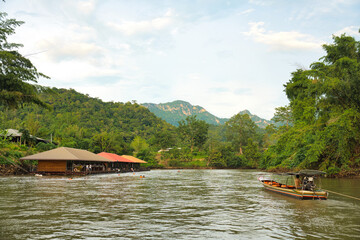 クウェー川の川下り・ザ・フォー レスト リゾート　River rafting at Kwae, Kanchanaburi