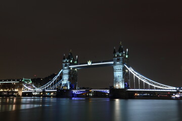 Obraz premium tower bridge at night.