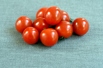 Pomodorini succosi, rossi, freschi per insalata