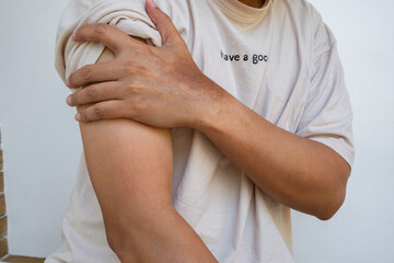 Shoulder muscle soreness in seniors—often caused by strain, poor posture, or joint wear. Early...