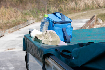 荷台に置いた暑さ対策の帽子と水分補給用のボトル