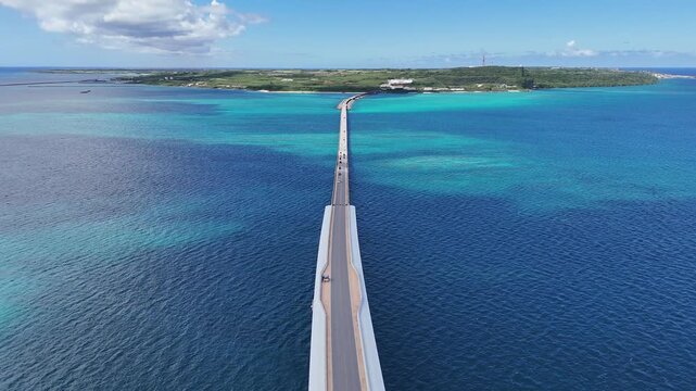 宮古島の透明な海と伊良部大橋を滑らかに捉えた4Kドローン映像