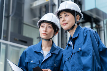 ビルメンテナンスする女性エンジニア　撮影協力:スカパー東京メディアセンター