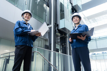 ビルメンテナンスする女性エンジニア　撮影協力:スカパー東京メディアセンター