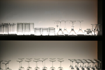 bicchieri di vari formati sul bancone di un bar