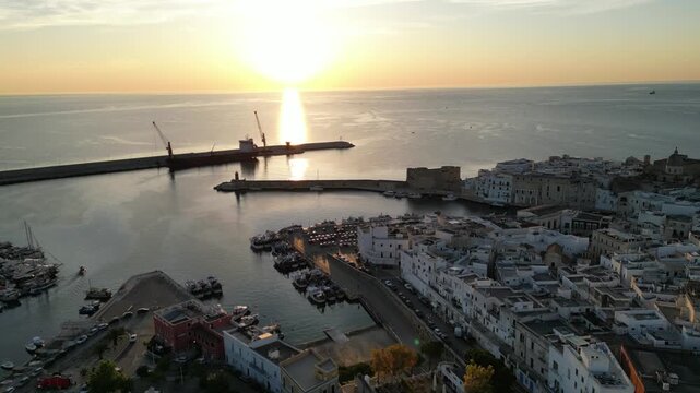 posto di monopoli visto dall'alto con un drone all'alba