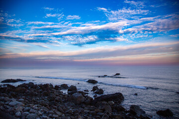 冬の晴れた朝の空と海。