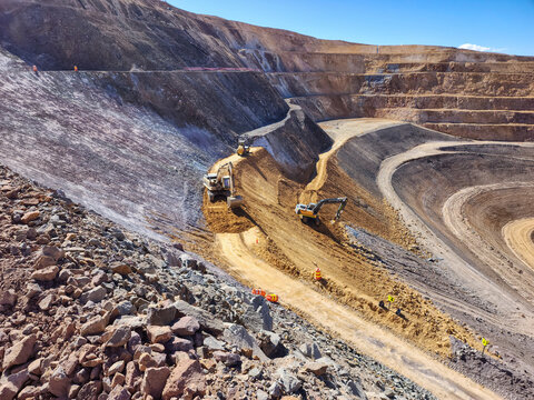 Filling and leveling process of benches in a mine undergoing remediation and final closure