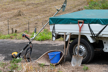 準備のため軽トラックから降ろされた農作業道具